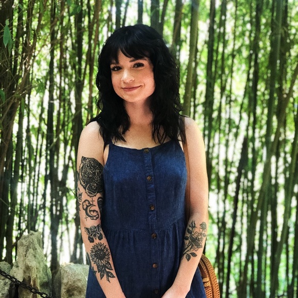 Meet your Posher, Alyssa - Picture 2 of 3